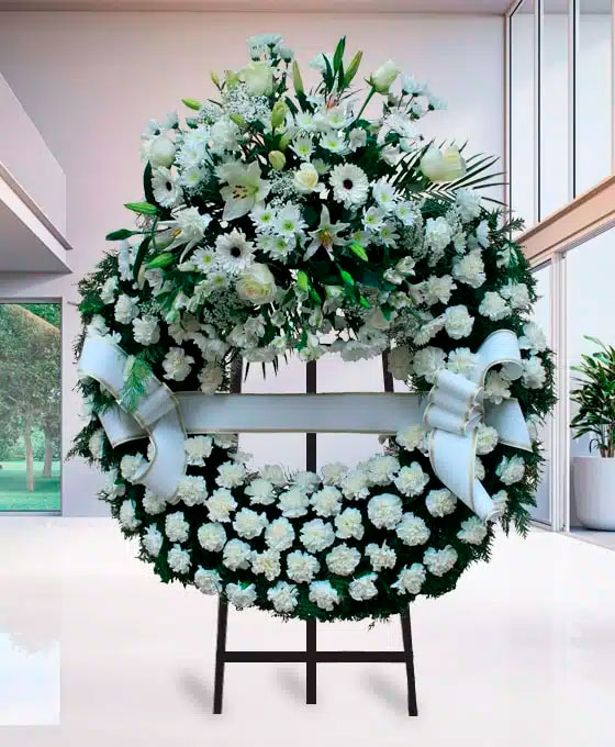 Corona Funeraria de claveles blancos para Tanatorio Virgen de los Santos - Aldeacentenera